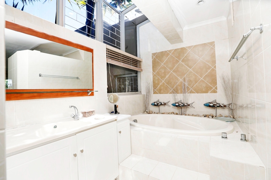 5 Bedroom Property for Sale in Loevenstein Western Cape